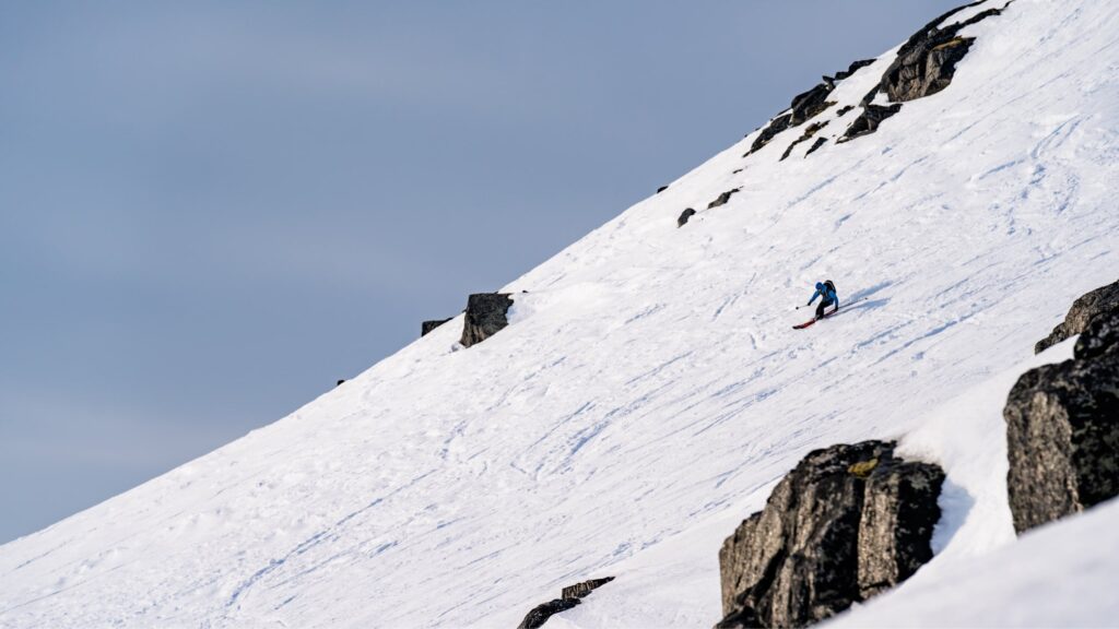 på ski ned et fjell